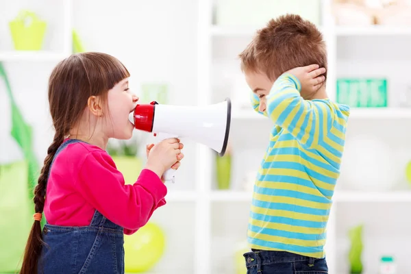 Niña gritando fuerte a chico Imágenes de stock libres de derechos