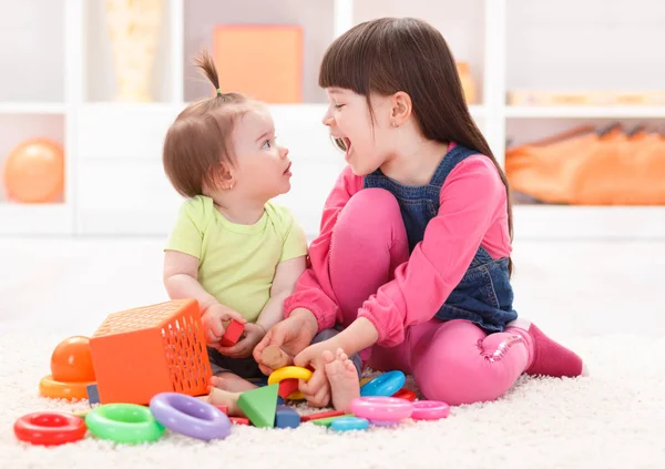 Schwestern spielen — Stockfoto