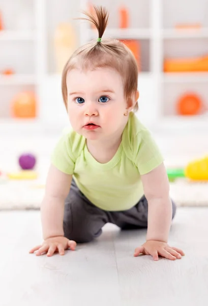 Crawling toddler dziewczynka — Zdjęcie stockowe
