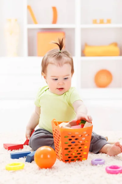 Petite fille bébé jouant avec des jouets Photo De Stock