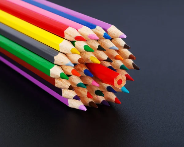 Conceito de lápis coloridos - oposição à maioria — Fotografia de Stock