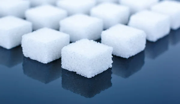 Kostky cukru zrcadlena na pozadí — Stock fotografie