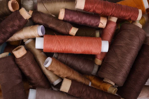Verschillende tinten van bruin threads — Stockfoto