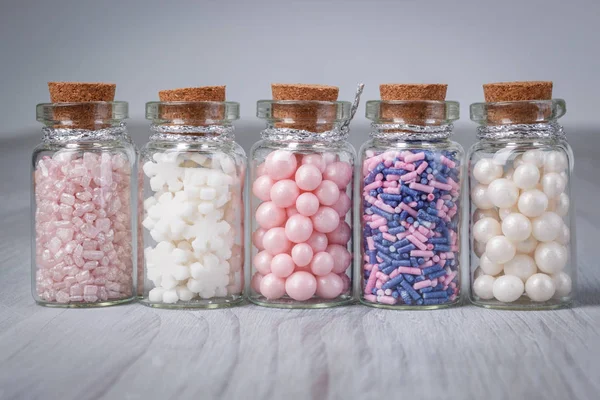 Surtido de chispas de caramelo en mini botella de vidrio —  Fotos de Stock