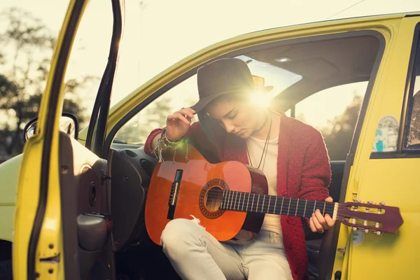 Femme guitariste jouant de la musique en plein air — Photo