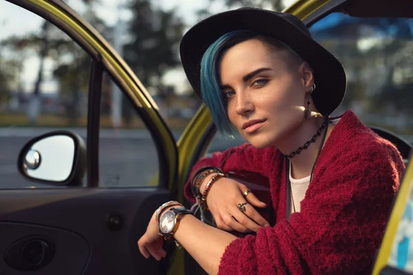 Kadın gitarist oynarken müzik açık havada