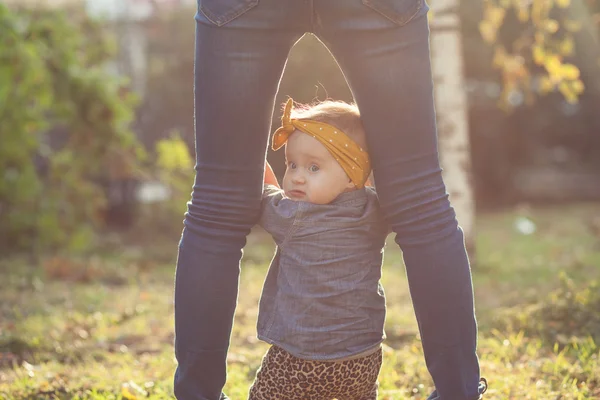 Primer paso de moda caminando bebé — Foto de Stock