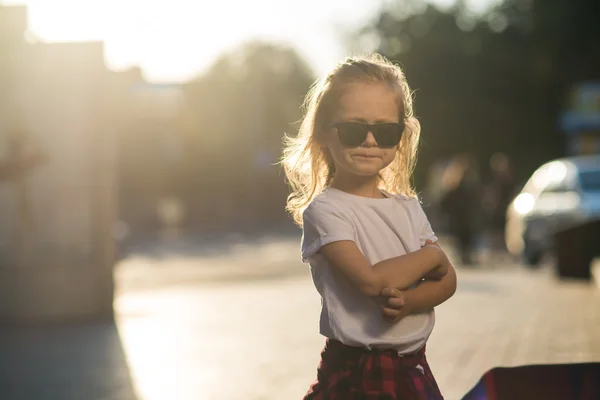 Elegante chica hipster divertido en la calle —  Fotos de Stock