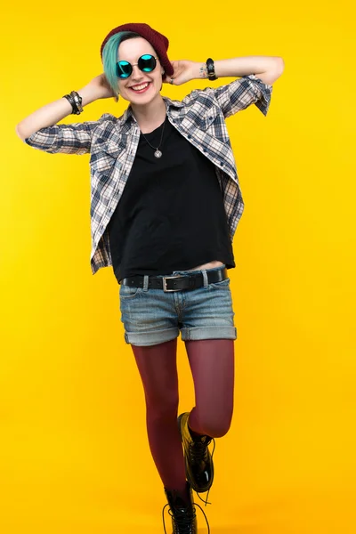 Kreativer Persönlichkeitsstil auf gelbem Hintergrund. moderner Teenager. Farbe / bunte Frisur — Stockfoto