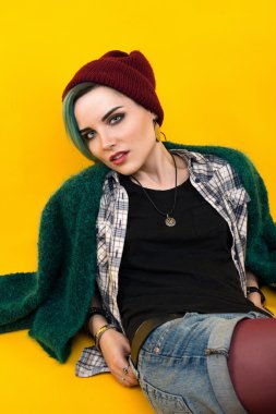 sarı arka plan üzerinde yaratıcı kişi tarzı. modern genç. renk / renkli saç modeli