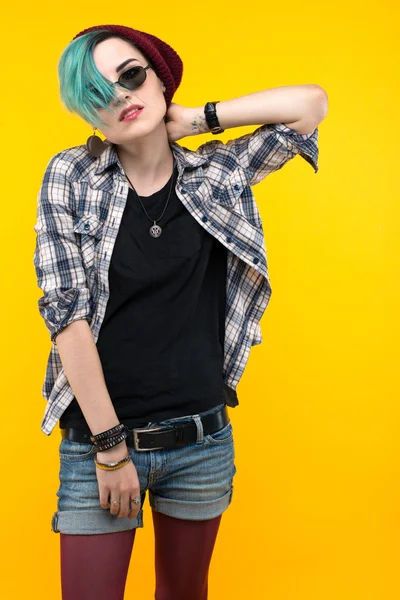 Stile persona creativa su sfondo giallo. adolescente moderno. colore / acconciatura colorata — Foto Stock