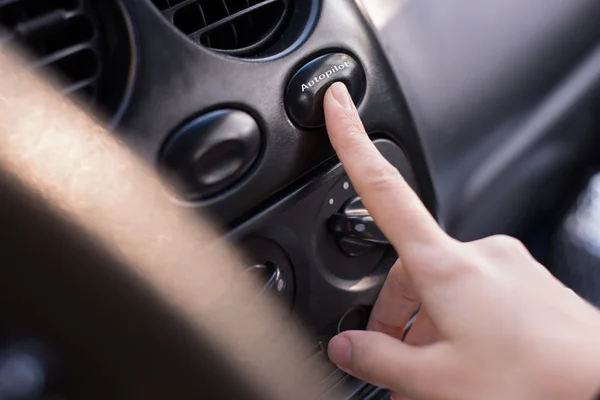 Ligar o sistema de piloto automático no carro de condução automática — Fotografia de Stock