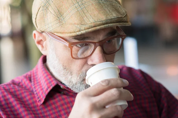 コーヒーを飲みながらスタイリッシュな大人の男 — ストック写真