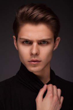 Şık adam yakın çekim portre siyah 