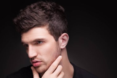 Şık adam yakın çekim portre siyah