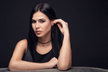 esmer lüks modeli karanlık elbise ve takı