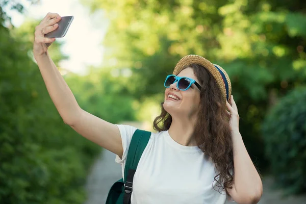 Reisende mit Smartphone-Kamera — Stockfoto