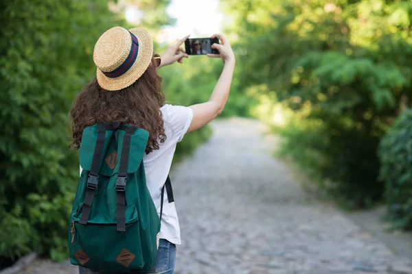 Viajante usando câmera smartphone — Fotografia de Stock