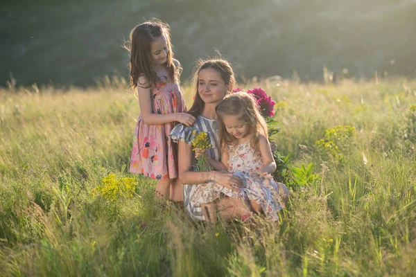 Portrait of mother with two daughters — Stock Photo, Image