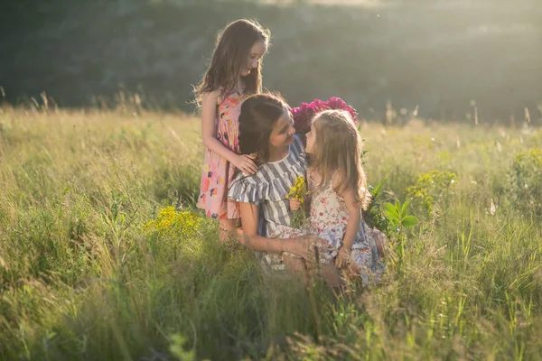 Familjeporträtt av mamma med två döttrar — Stockfoto