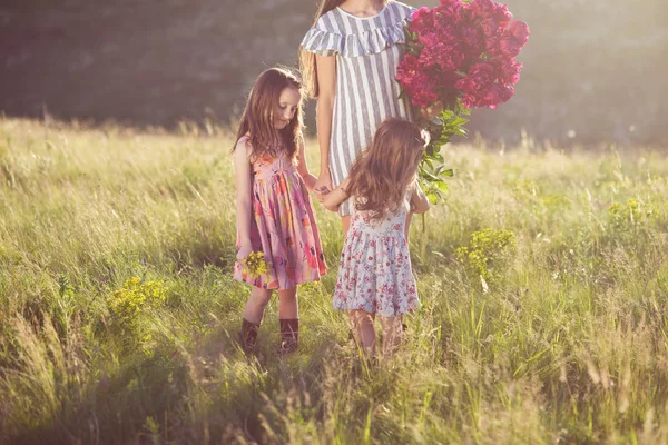 Familjeporträtt av mamma med två döttrar — Stockfoto