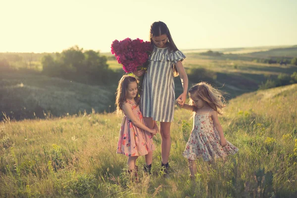 Retrato familiar de la madre con dos hijas —  Fotos de Stock