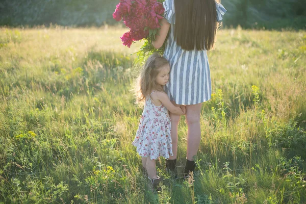 Menina com a mãe — Fotografia de Stock