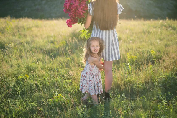 Little girl with mother — Stock Photo, Image