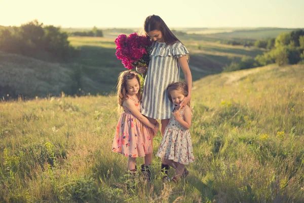 Ritratto di famiglia di madre con due figlie — Foto Stock