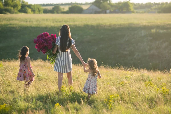 Ritratto di famiglia di madre con due figlie — Foto Stock