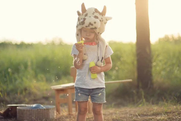 Mignon enfant souffler bulles de savon — Photo