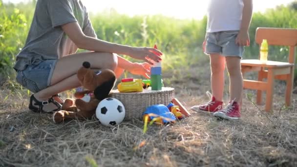 蹒跚学步的女孩和妈妈玩玩具和手拍了拍 — 图库视频影像
