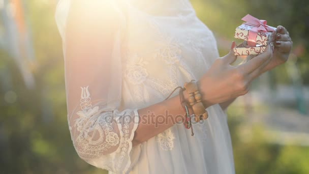 Bride holding ring box — Stock Video