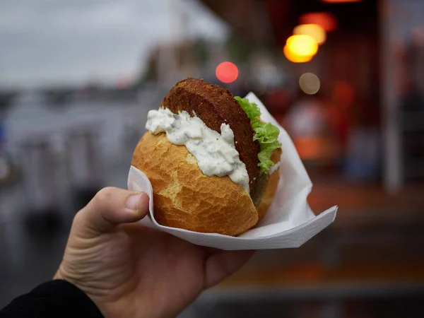 Tradycyjne Niemieckie Jedzenie Ulicy Lokalne Owoce Morza Hamburger Rybny Zdjęcie Stockowe