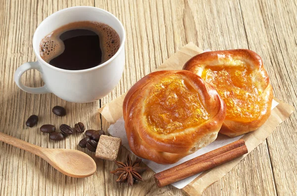 Coffee cup and bun — Stock Photo, Image