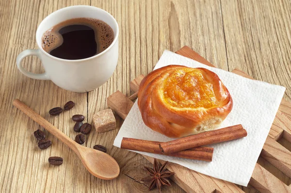Coffee cup and bun — Stock Photo, Image
