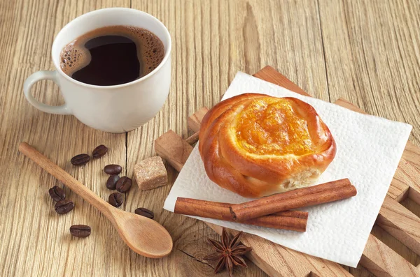 Taza de café y bollo —  Fotos de Stock