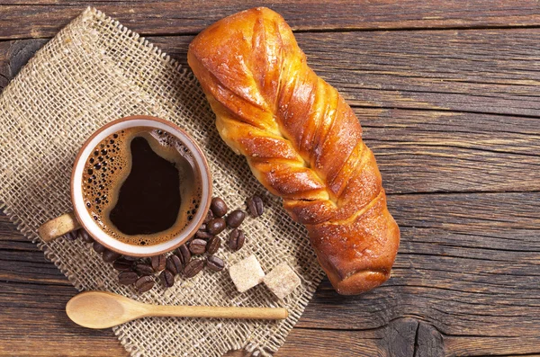 Petit pain sucré et café — Photo