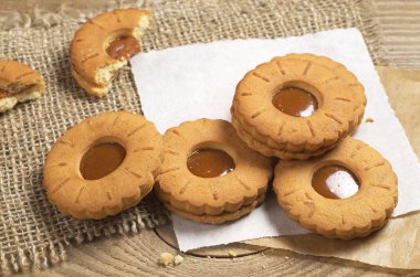 Karamel ile bisküvi