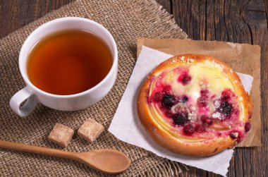 Çay ve tatlı çörek