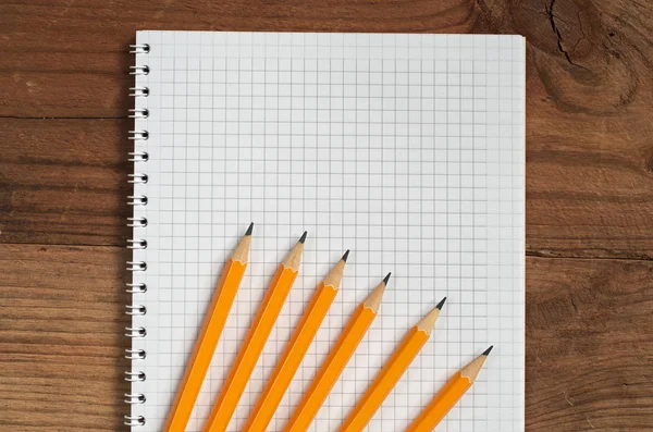 Anteckningsbok och pennor — Stockfoto