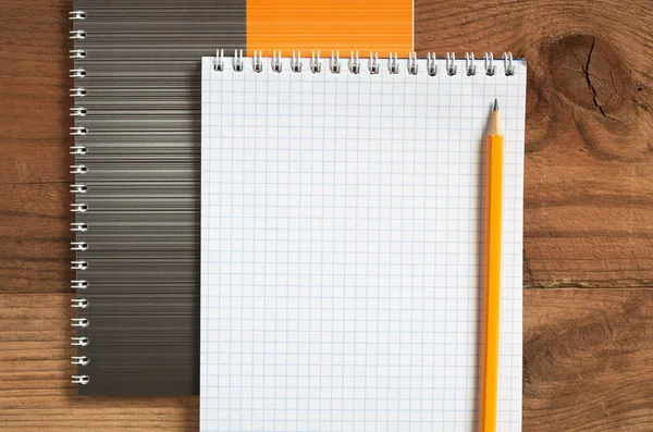 กระดาษโน๊ตบุ๊คและดินสอ — ภาพถ่ายสต็อก