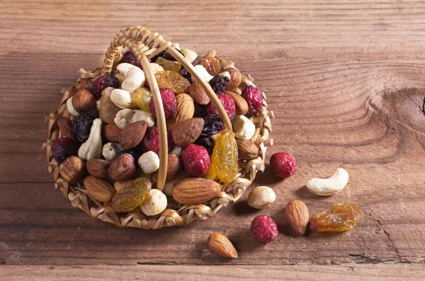 Nüsse und Trockenfrüchte — Stockfoto