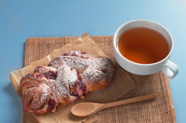 Çay ve tatlı çörek