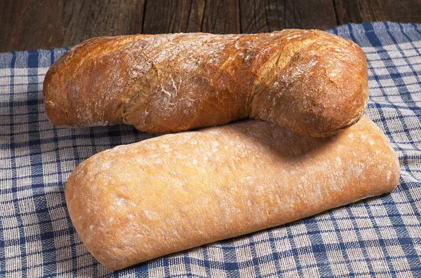 Weißes und braunes Ciabatta-Brot — Stockfoto