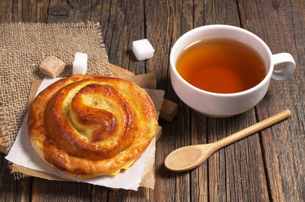 Tea and sweet bun — Stock Photo, Image