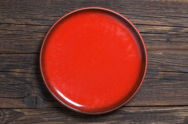 Tabak masanın üzerinde. 