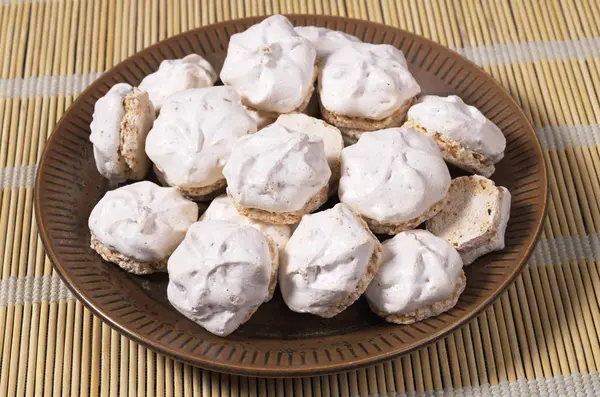 Meringue печенье с орехами — стоковое фото