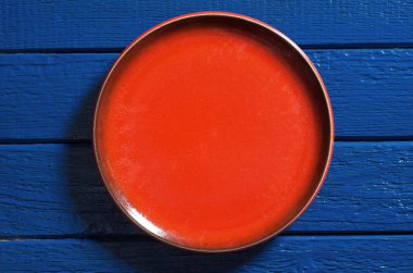 Tabak masanın üzerinde. 