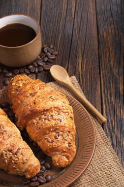 İki croissants ve kahve